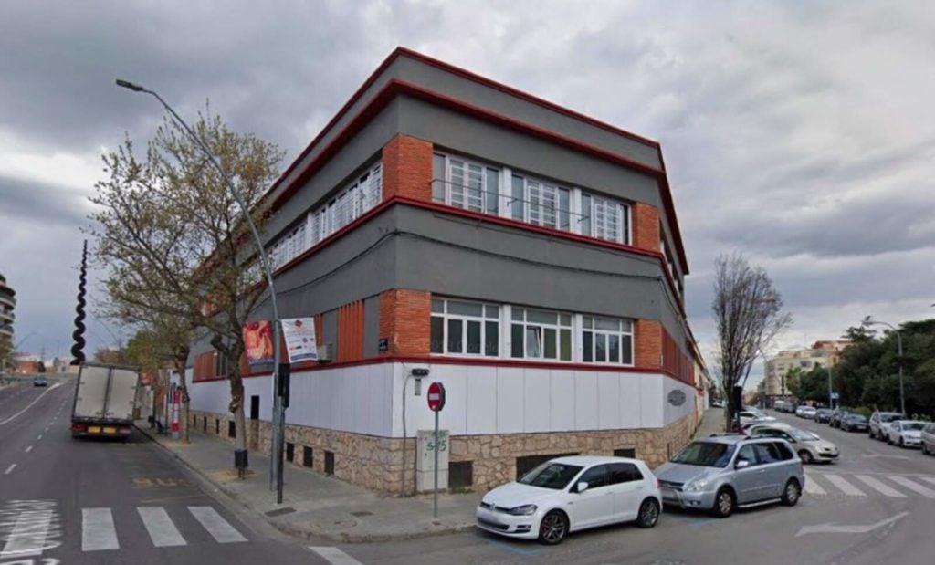 Edifici Liceo Egara es una escola de eduació infantil a Terrassa al costat del monument de la dona treballadora.